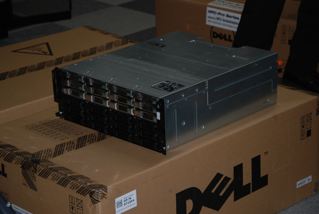 導入を待つディスクマシン。本システムでは8台が1つとなって300TBの大容量記憶装置を構成します。 導入を待つディスクマシン。本システムでは8台が1つとなって300TBの大容量記憶装置を構成します。